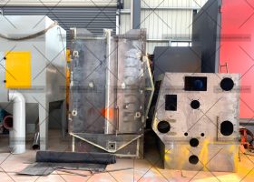 376吊鉤式拋丸機生產(chǎn)廠家拋丸機主機制作中，準(zhǔn)備噴漆